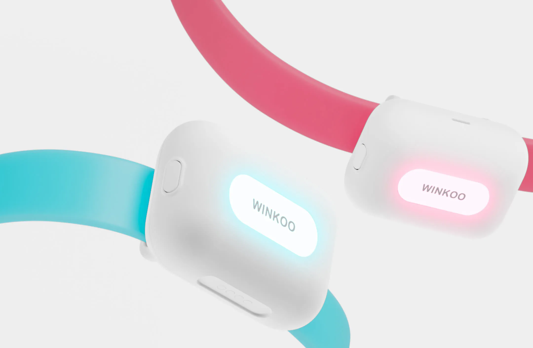 WINKOO 智能定位器，搭配青色与粉色硅胶项圈，屏幕发出柔和光芒